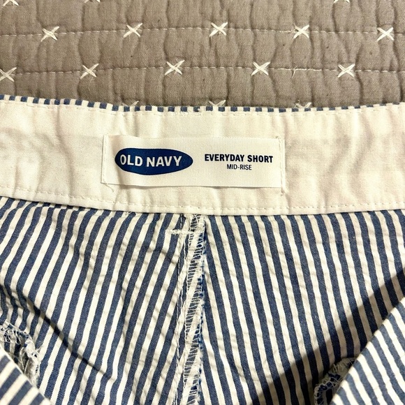 Old Navy Women’s Everyday Sear Sucker Striped Shorts 14 Blue and White - Picture 4 of 5